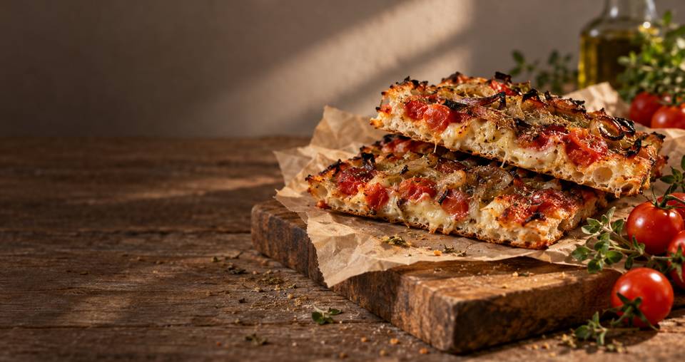 Focaccia messinese calda appena sfornata